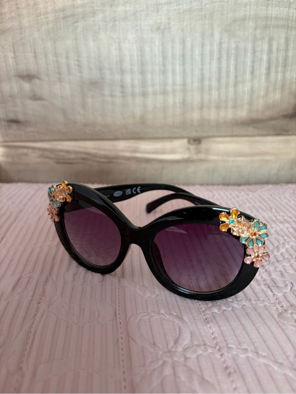 Betsey Johnson Women's Black Sunglass w Floral Accents - like new!